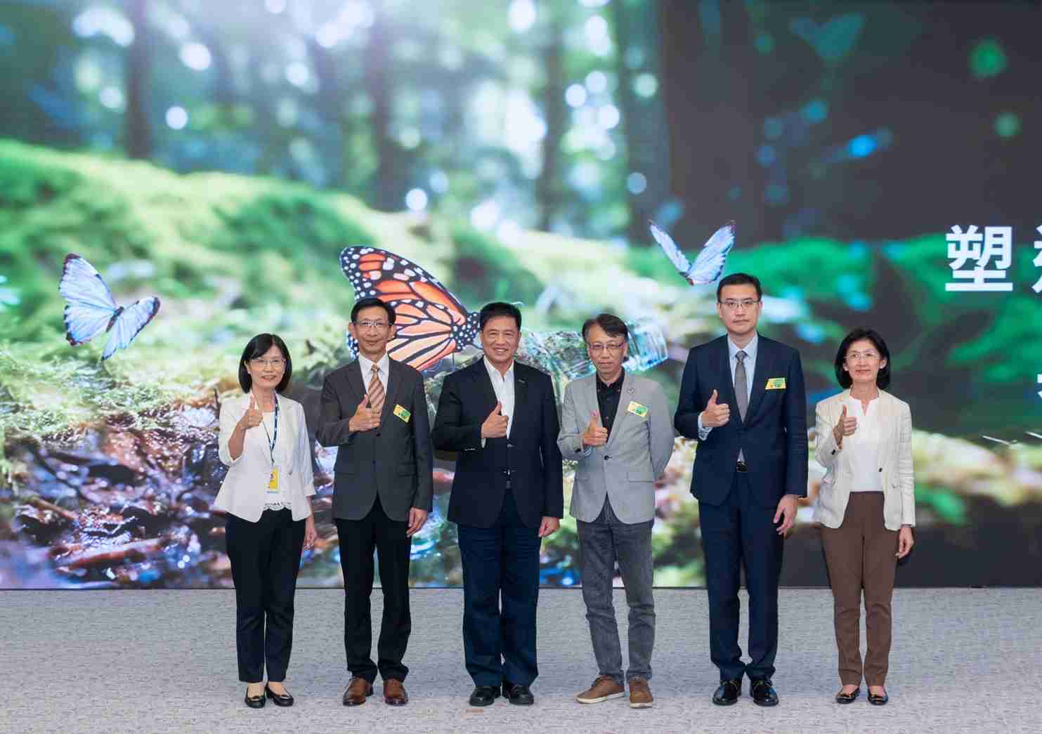 友達2023 CSR共榮大會，，，邀請領域專家分享交流生物多樣性管理趨勢、、、無塑產品、、海廢永續塑料等議題  （圖左到右：友達光電永續長古秀華、、、、3M台灣技術長陳君杰、、友達光電董事長暨集團策略長彭双浪、、、光寶科技企業永續發展處處長陳慶暉、、、、安永聯合會計師事務所執業會計師曾于哲、、、友達光電供應鏈總部副總經理吳宜芳）