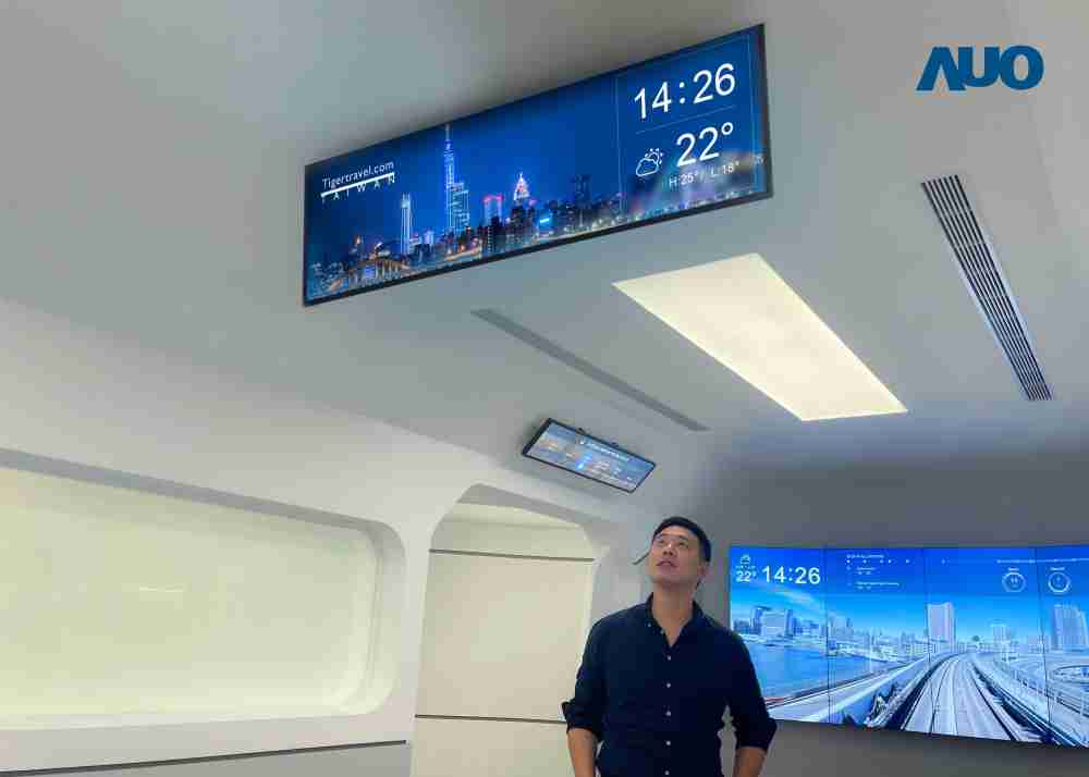 达擎TARTAN “37吋超薄双屏车厢显示器” 采用单一背光设计，，，，将双面显示器厚度大幅缩减至12mm，，，支持长条屏 32:9 规格，，突破传统分辨率限制，，，，提供旅客更清晰实时的乘车信息及广告讯息